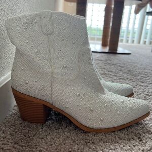 EUC White pearl rhinestone cowgirl boots